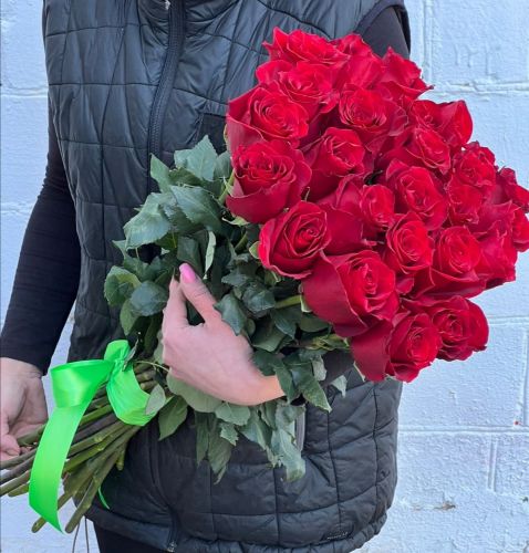 "Севилья"- букет из красных роз с доставкой по городу по Котельничу